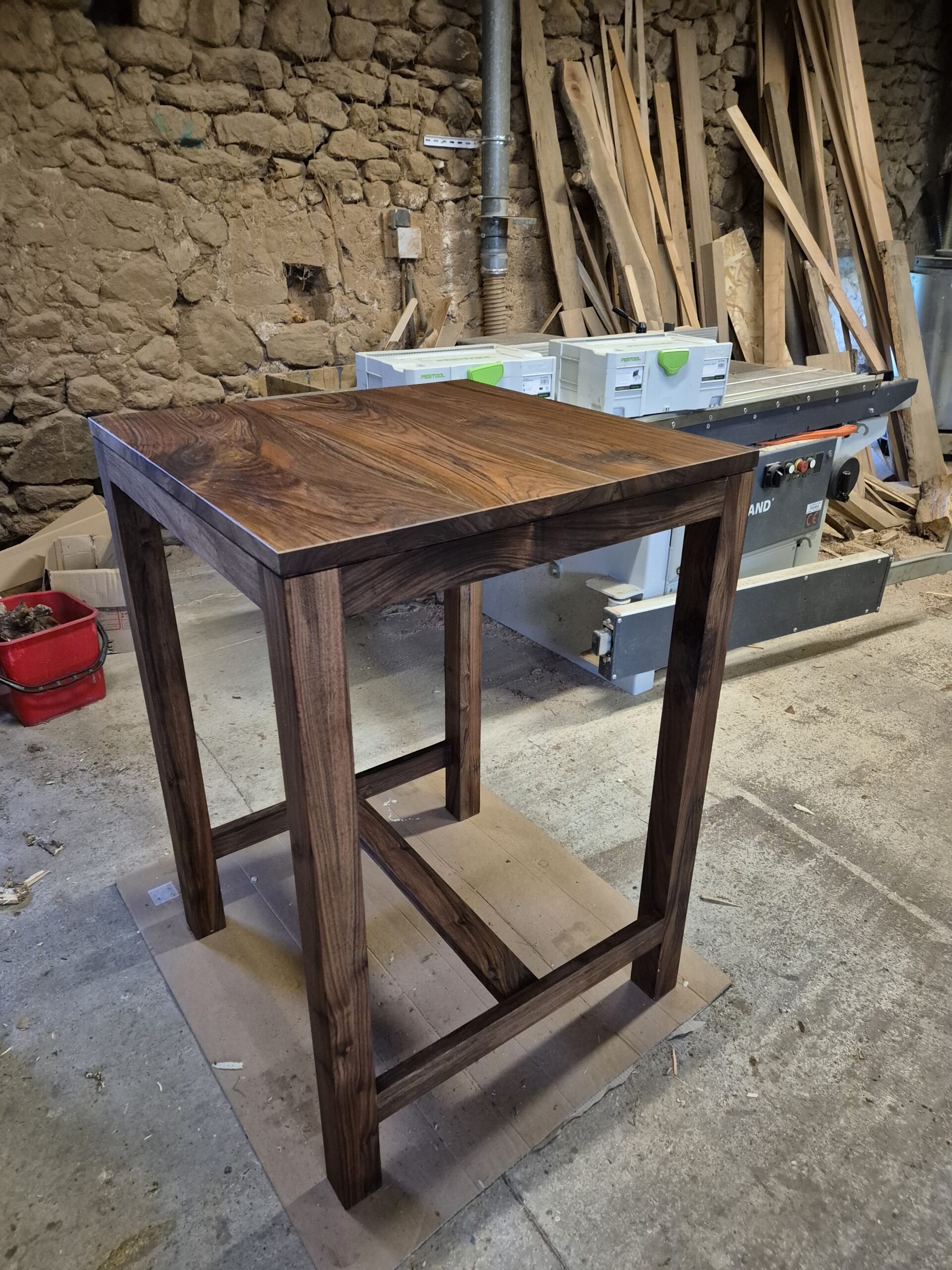 Mobilier en noyer massif